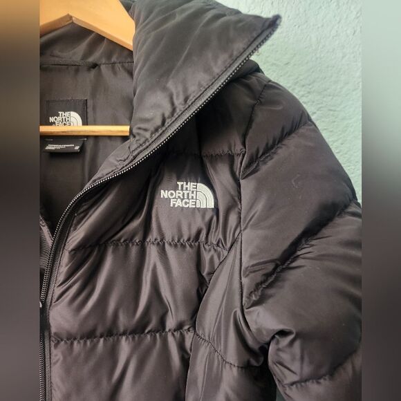 The North Face Women's Black Puffer Jacket - Picture 3 of 12